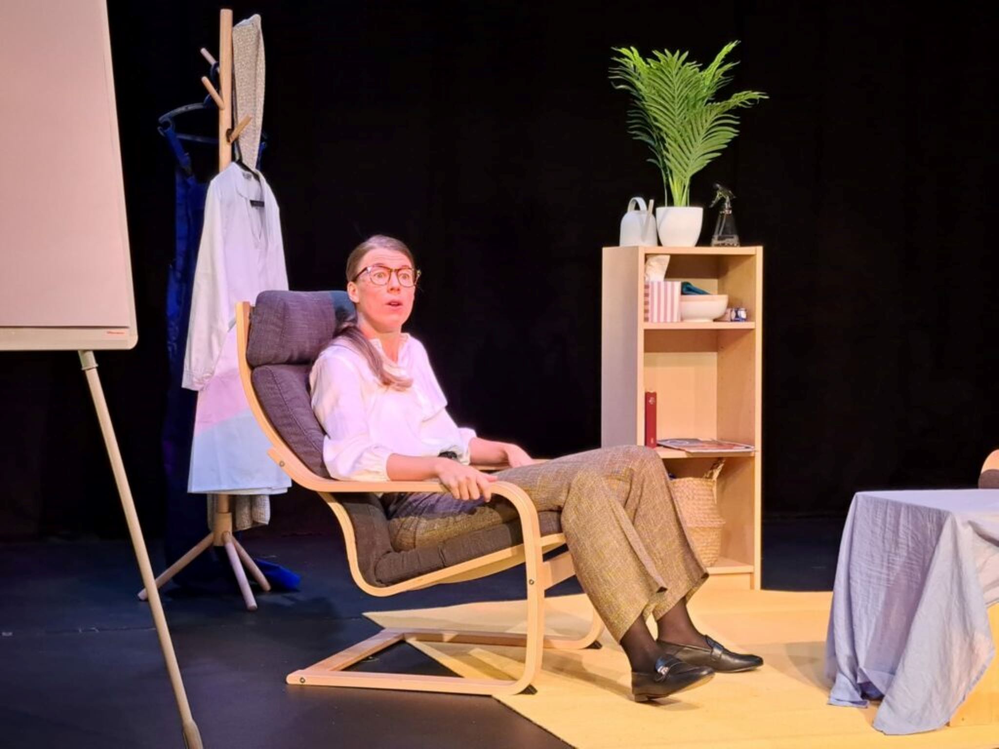 Marie aufgeregt, eine Szene vom Theaterstück